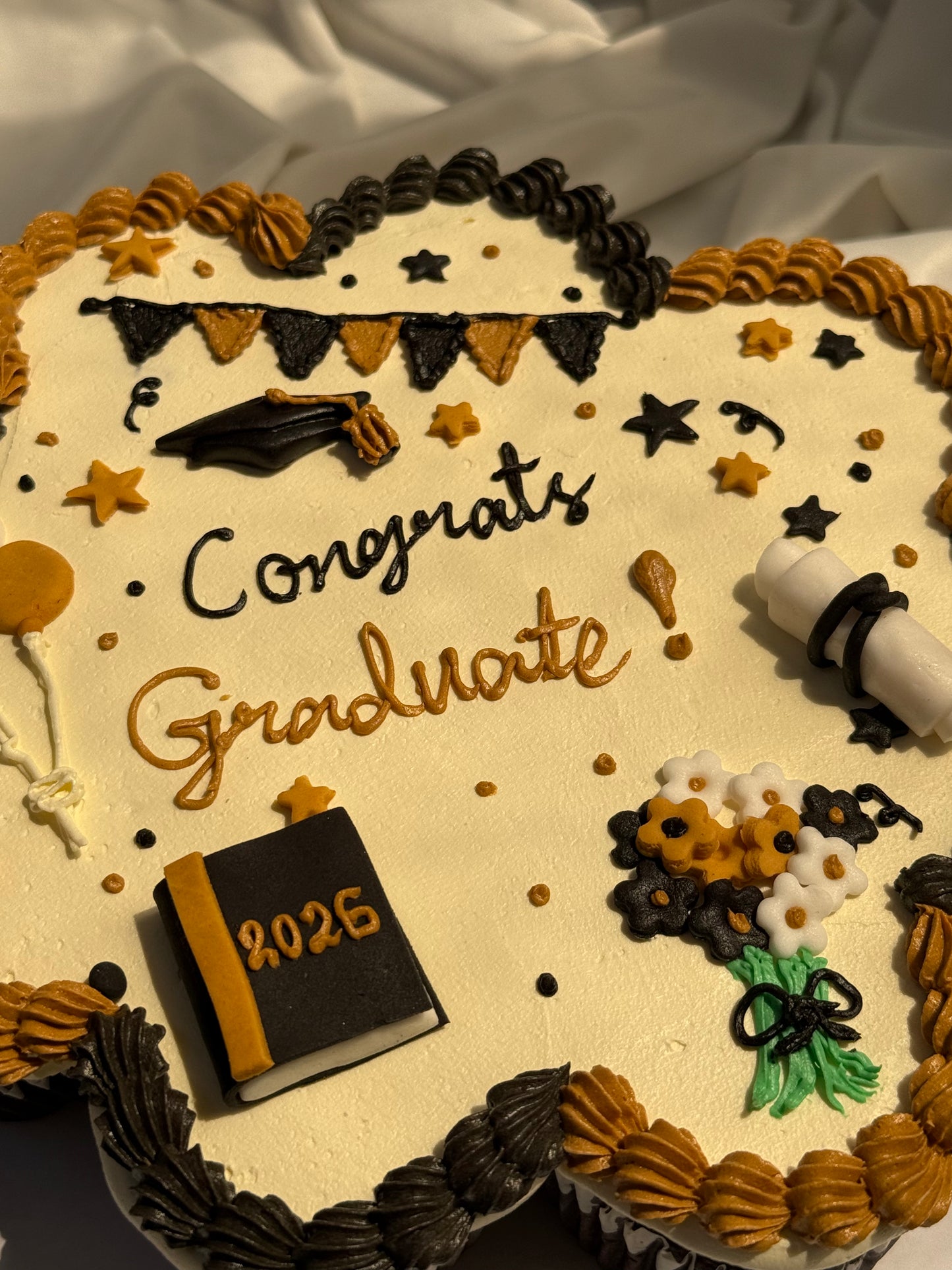 Celebrate graduation with a fun pull-apart cupcake cake made of 10 decorated cupcakes, perfect for sharing on the big day.