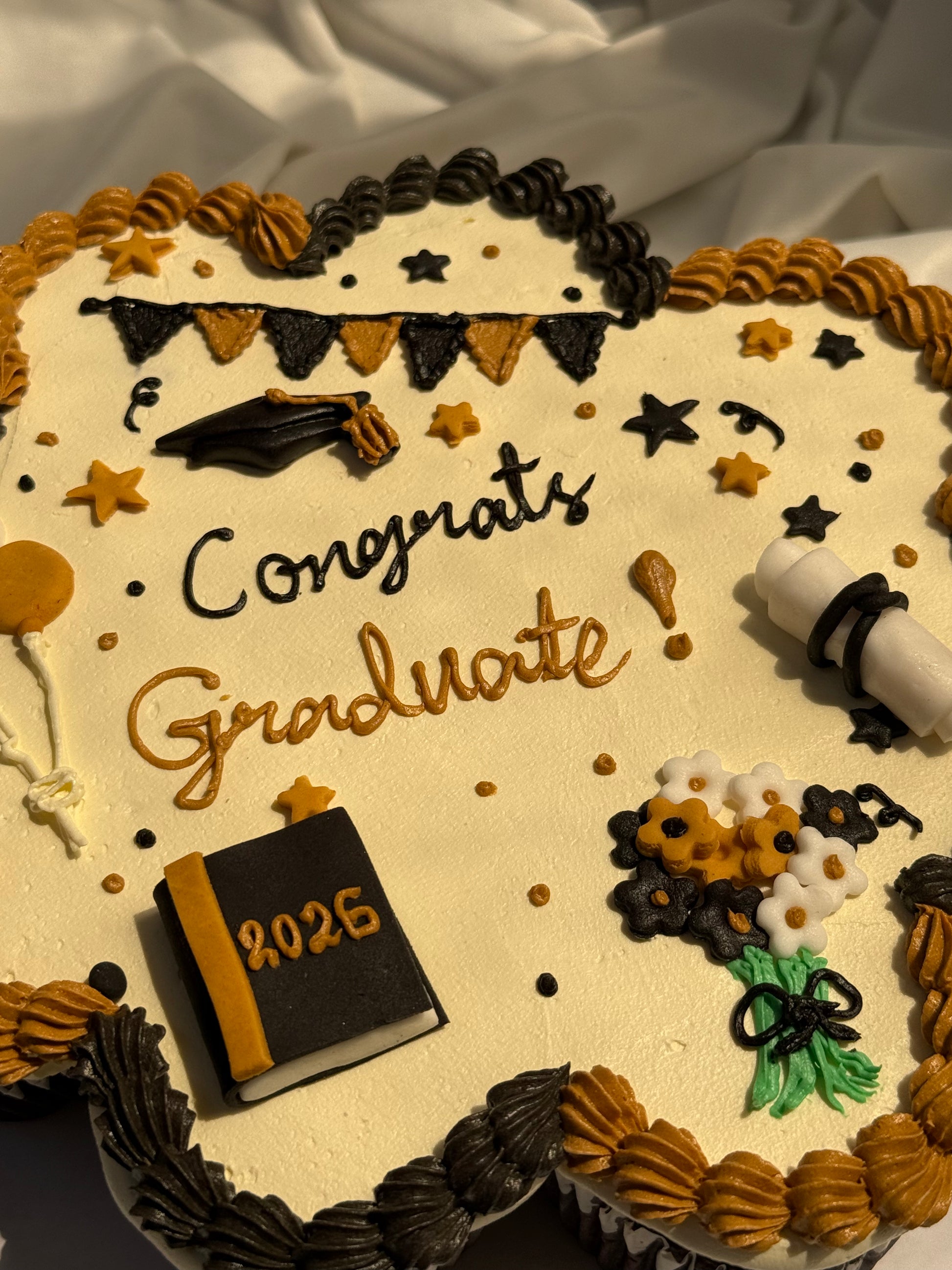 Celebrate graduation with a fun pull-apart cupcake cake made of 10 decorated cupcakes, perfect for sharing on the big day.